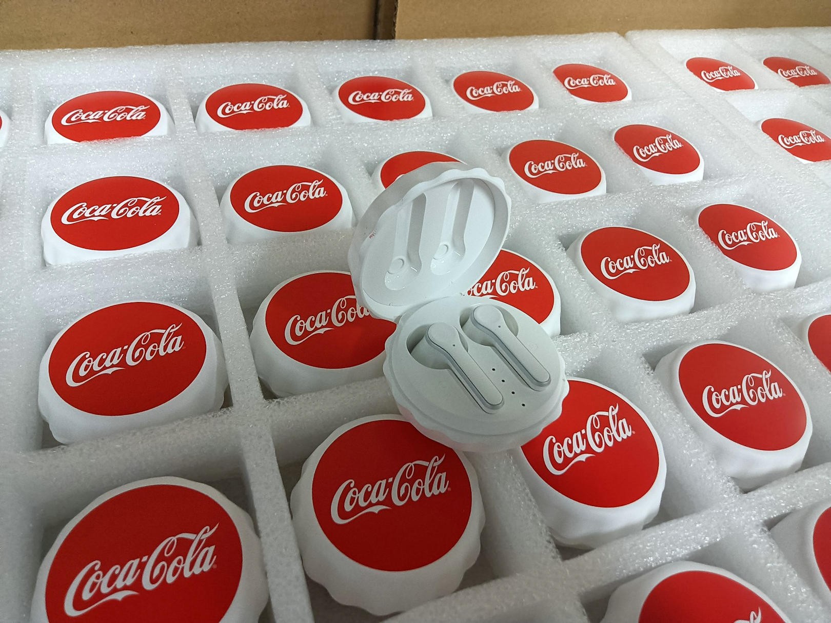 AUCHAPA — Fones de ouvido sem fio Bluetooth em formato de tampa de bebida. O brinde promocional