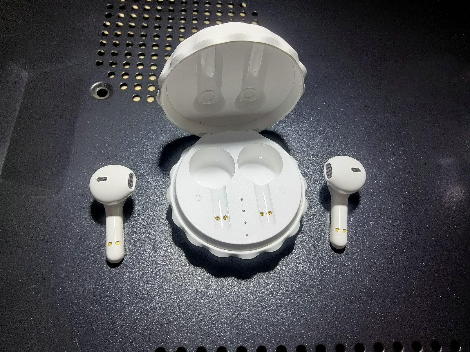 AUCHAPA — Fones de ouvido sem fio Bluetooth em formato de tampa de bebida. O brinde promocional