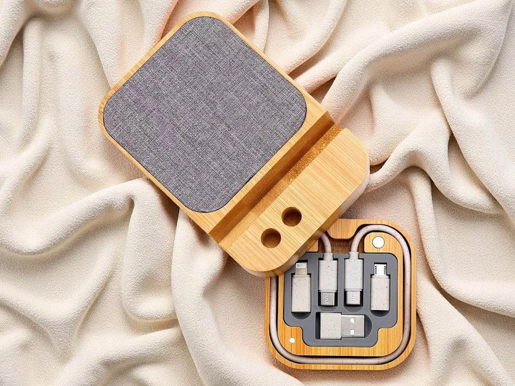ELECARGASIN — Elegant bamboo wireless charger with a refined charging surface covered in