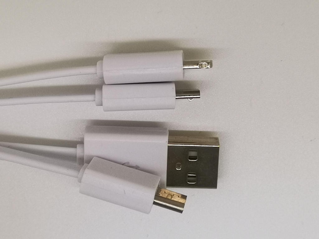 MOSQUETODO — 带有最常用适配器的一体化线缆：micro USB、lightning、type C 和 USB e