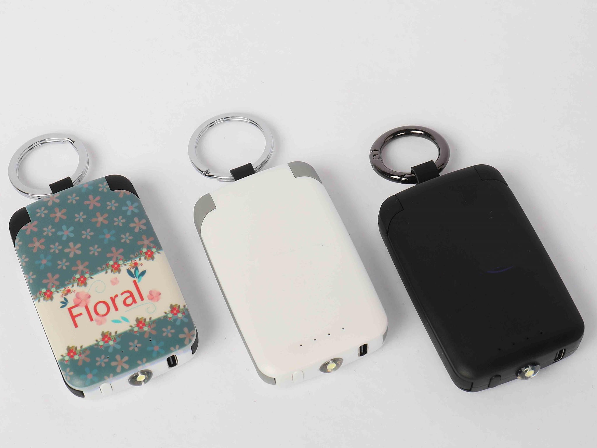 POWERKEYCHAIN ​​— Power Bank emergency charger in keychain and mini size format. To carry the load